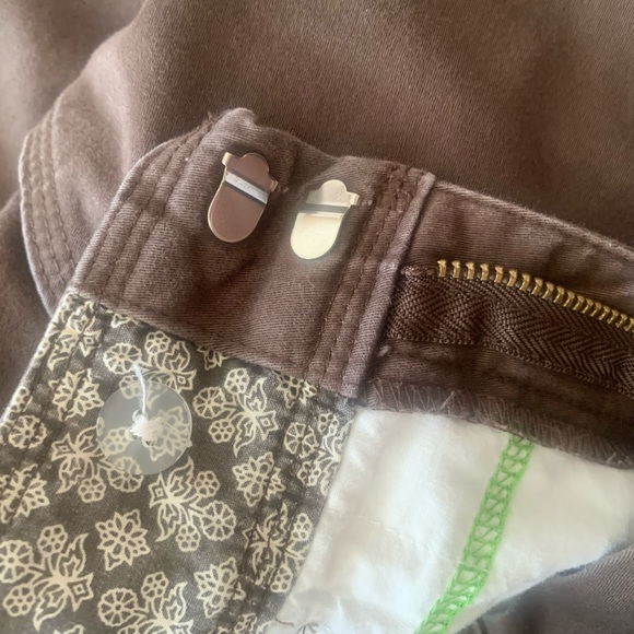 Brown pants. Clasp and button to close. - Picture 4 of 5